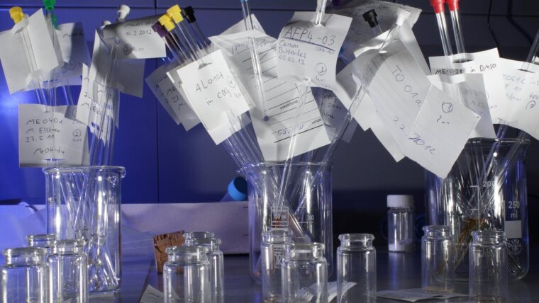Laborgefäße mit chemischen Proben in einem Labor